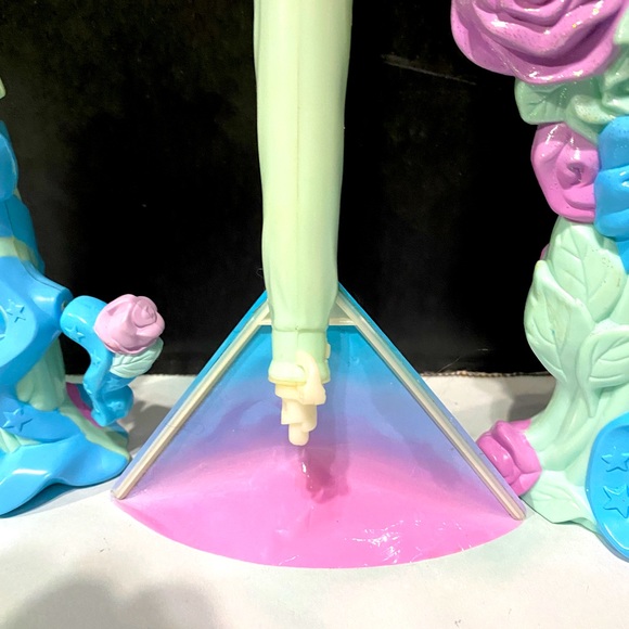 SKY DANCERS VTG 1995 COLLECTIBLE FLYING PRINCESS RAINBOW BREEZE & 2 LAUNCHERS - Picture 3 of 10